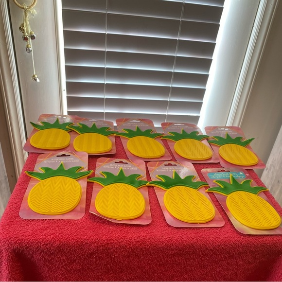 9 Pineapple Shaped Silicone Makeup Brush Cleaning Mats. - Picture 3 of 3